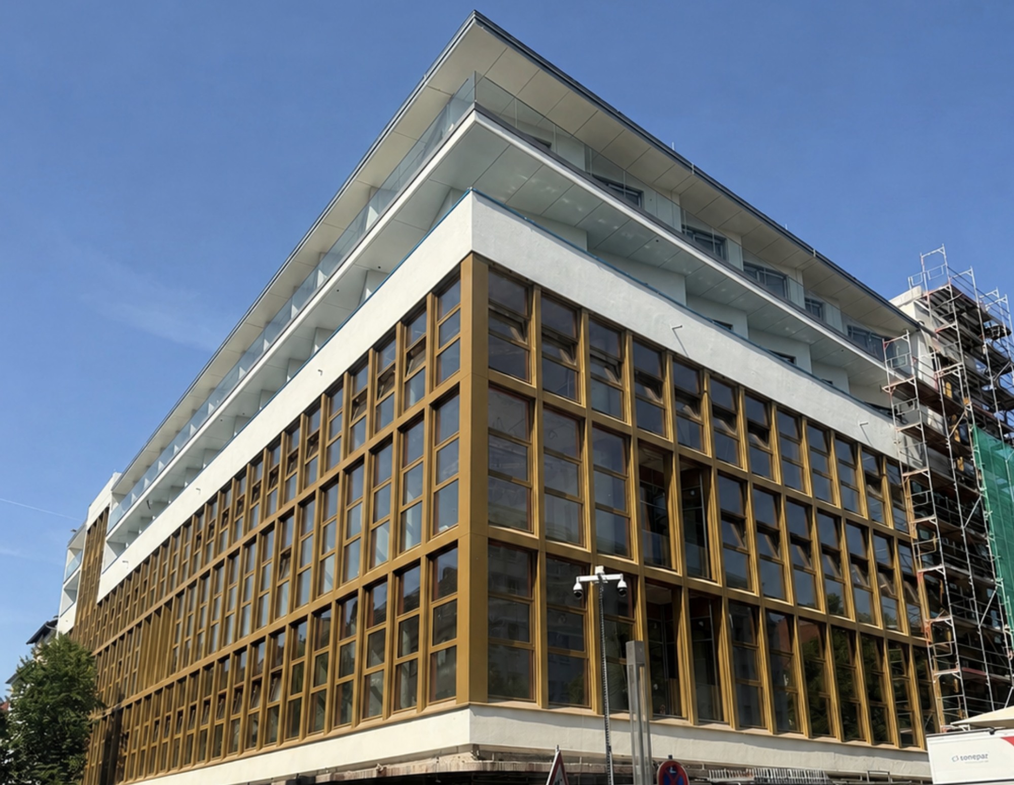 Kaufhaus Hagen — Nachher: Moderne Goldfassade