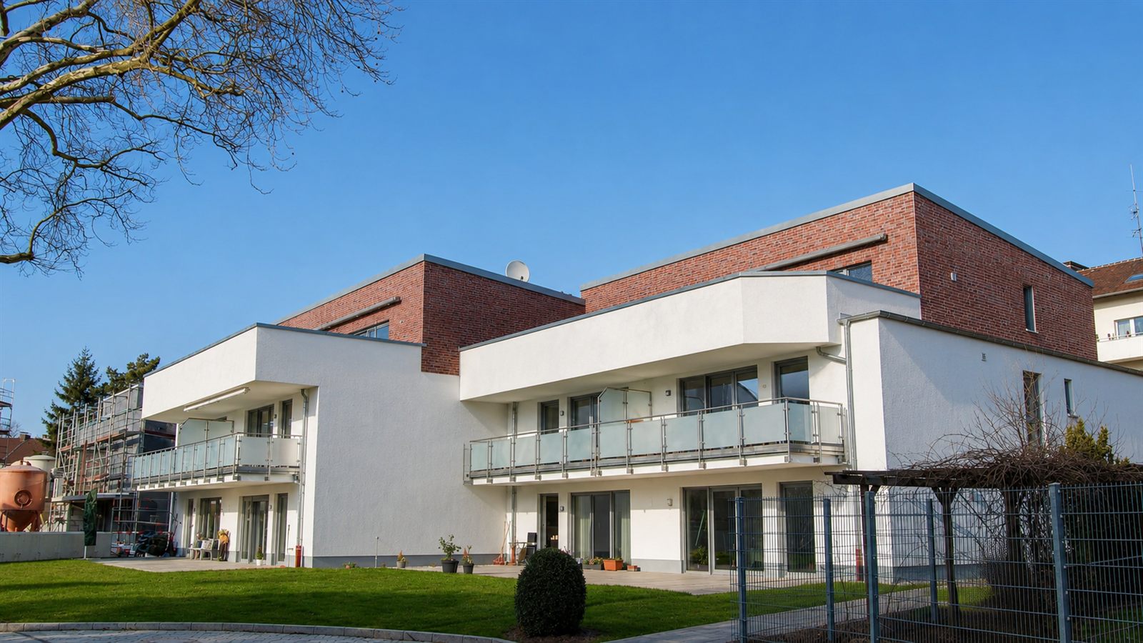 Wohngebäude mit Klinkerfassade und Balkonen in NRW
