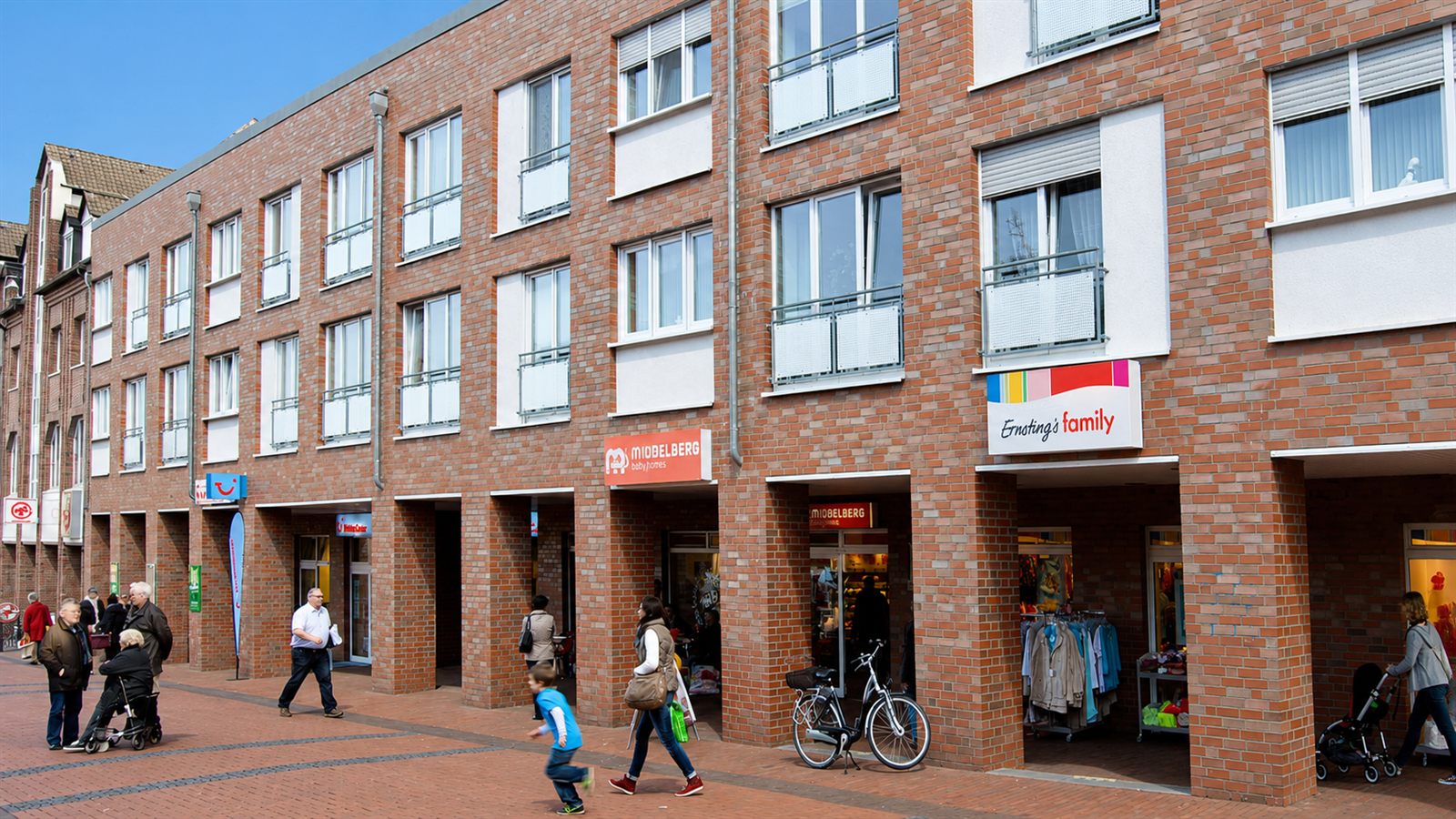 Wohn- und Geschäftshaus mit Einzelhandel in einer Fußgängerzone